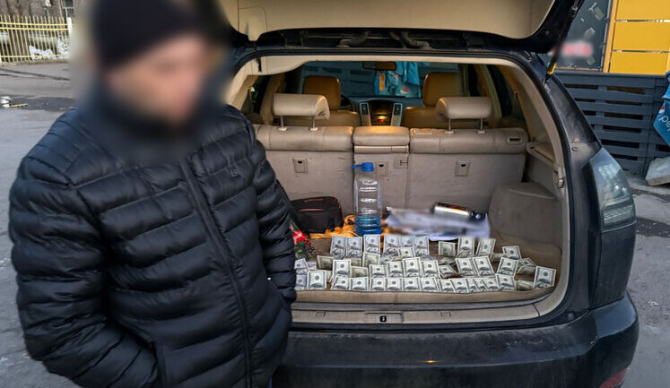 6000 дол. за списання в запас: на Одещині затримали заступника голови ЛКК однієї з районних лікарень. ФОТО