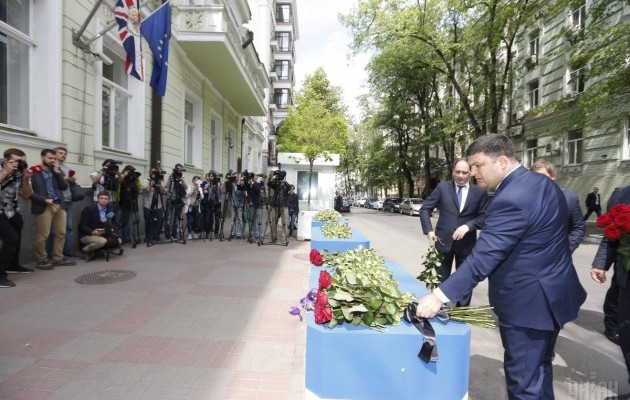 Під посольство Британії в Києві несуть квіти в память про жертв трагедії в Манчестері 02
