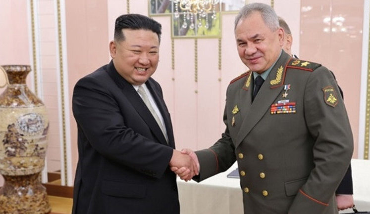 Шойгу встретился с Ким Чен Ыном: Передал "важное письмо" от Путина