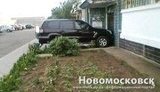 Несчастный влюбленный заблокировал подъезд многоэтажки джипом. ФОТО