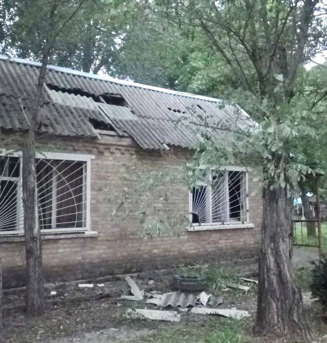 Оккупанты обстреляли Никопольскую громаду на Днепропетровщине, выпустили по населенным пунктам более 100 снарядов 01