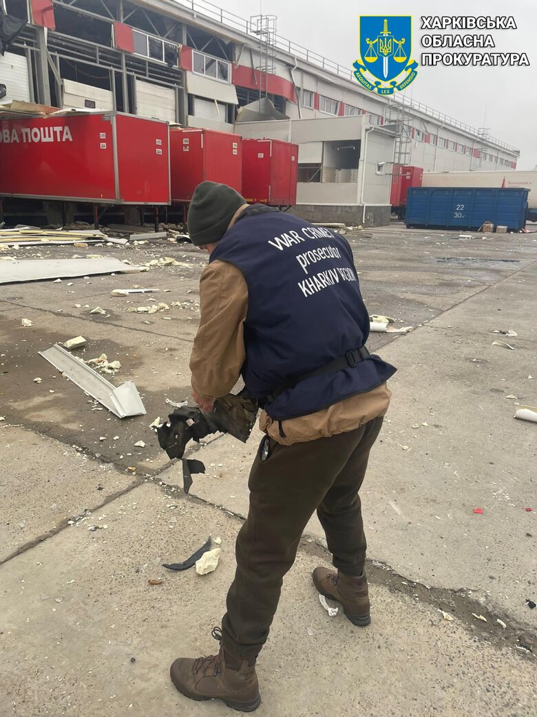 Удар по терміналу Нової пошти на Харківщині здійснено двома ракетами типу С-300, - прокуратура 05