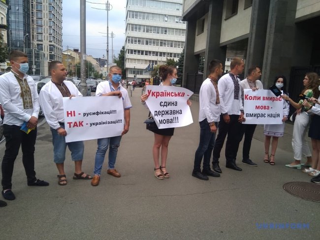 Депутати Івано-Франківської міськради прийшли під КСУ підтримати закон про мову 02