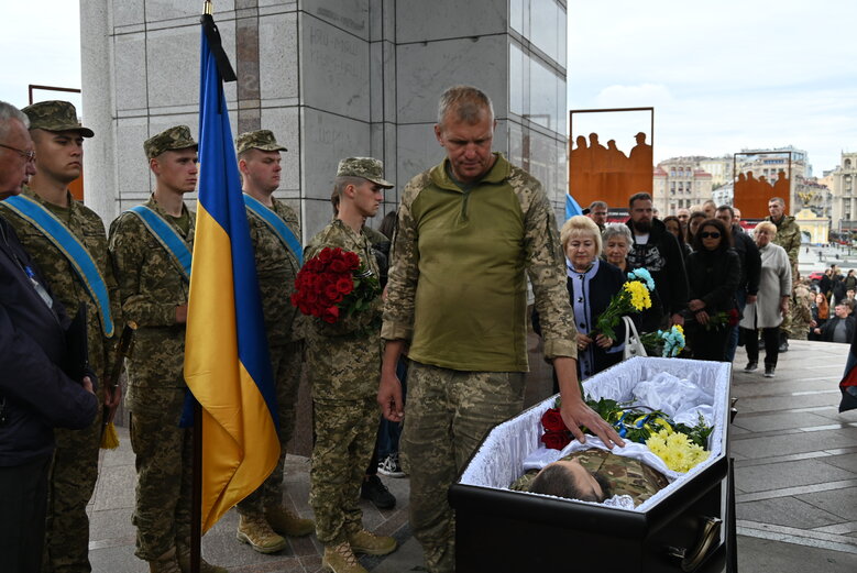 У Києві попрощалися з командиром роти стрілецького батальйону Олександром Пастухом (Добрим), який загинув у бою проти рашистів на Луганщині 56