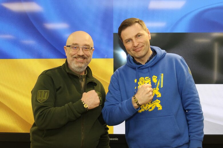 Министр обороны Эстонии Певкур прибыл в Киев и передал пакет помощи ССО 01