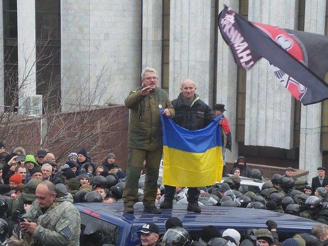 Автомобіль зі Саакашвілі заблоковано, поліція спробувала прорватися, але безуспішно, застосовується газ 16