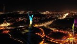"Батьківщину-Матір" підсвітили кольорами державного прапора. ФОТО