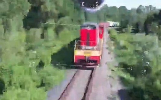 Український далекобійний дрон атакує локомотив російського в