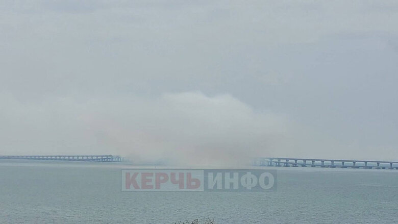 Над Кримським мостом - задимлення. Міст закрили нібито через навчання 01