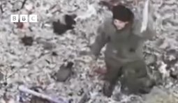 росіянин здається у полон
