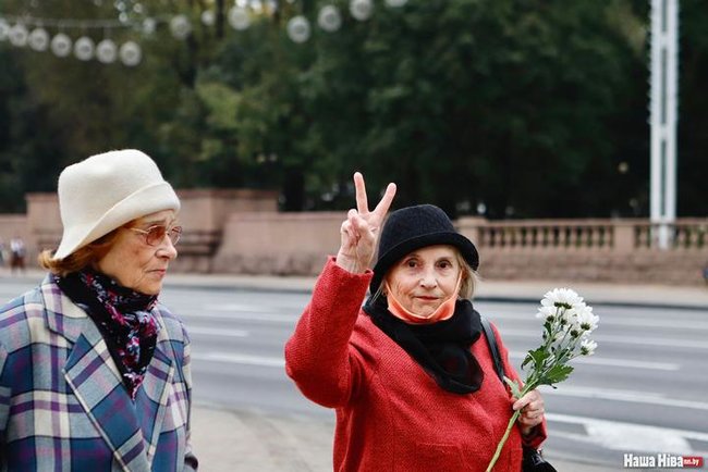 Сотні жінок вийшли на вулиці Мінська з квітами 03