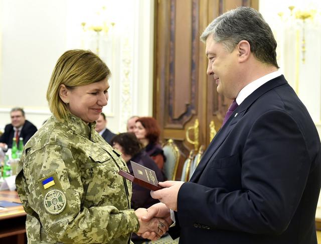 Порошенко наградил выдающихся украинок 05