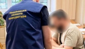 Під виглядом гуманітарної допомоги завезли автівок на понад 4,2 млн грн: адвокату та двом його спільникам на Буковині загрожує до 11 років ув’язнення. ФОТО