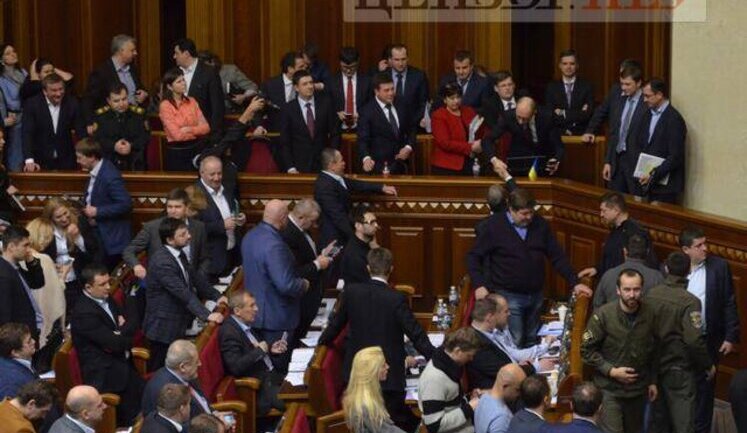 Приняли под елку: миллион долларов за песни, спящие депутаты и Луценко-"челнок". Как Рада принимала бюджет. ФОТОрепортаж