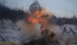 український танк знищує російські позиції