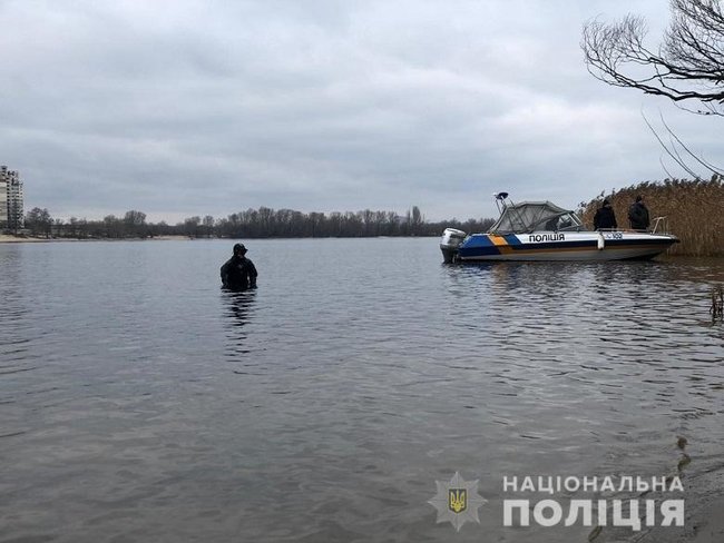 Голову чоловіка в пакеті виловили з Дніпра на Оболоні 03