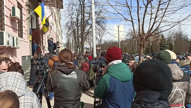 Человек не стекло, его не заменишь: У стен Печерского райсуда проходит акция в поддержу задержанного под ОП Сорда 03 Человек не стекло, его не заменишь: У стен Печерского райсуда проходит акция в поддержу задержанного под ОП Сорда 03