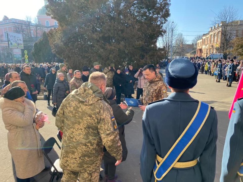 На Вінниччині попрощалися із загиблим внаслідок російського обстрілу воїном 56-ї ОМПБр Денисом Кононенком 09