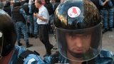 Под Печерским судом стоят милиционеры с портретами Тимошенко. ФОТОрепортаж