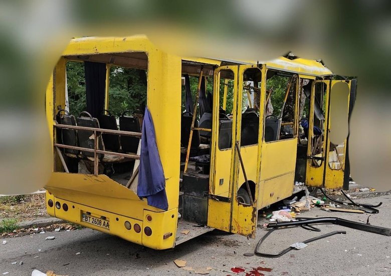 Окупанти вдарили по маршрутці в Херсоні