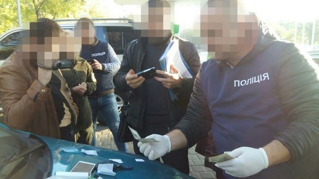 Пограничник и таможенник поста Одесса-аэропорт попались на взятке 520 долл., - военная прокуратура 02