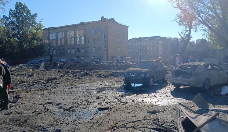 В результате атаки РФ повреждена детская больница в Соломенском районе Киева: выбиты окна на всех этажах. ФОТОРЕПОРТАЖ