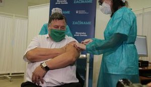 В Словакии предоставили привилегии вакцинированным от COVID-19 в случае ухудшения эпидситуации