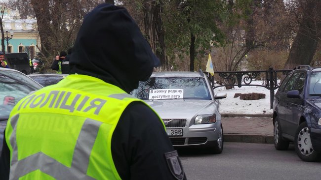 Чай, смаколики, євробляхи: під ВР триває страйк власників авто з іноземною реєстрацією 01
