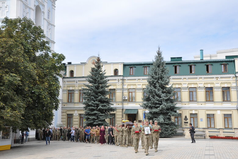 Зі спецпризначенцем Тенгрі, який загинув у бою з окупантами, попрощалися в Києві 20