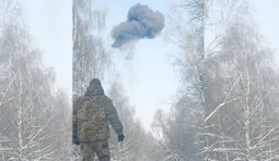 прикордонник дивиться на вибух підбитого у небі Шахеда