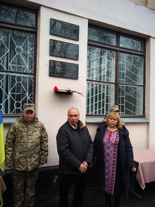 Мемориальные доски погибшим в зоне АТО воинам Сергею Ткачуку, Виктору Войцеховскому и Олегу Бурцу открыли на фасаде школы в Пятихатках на Днепропетровщине 14