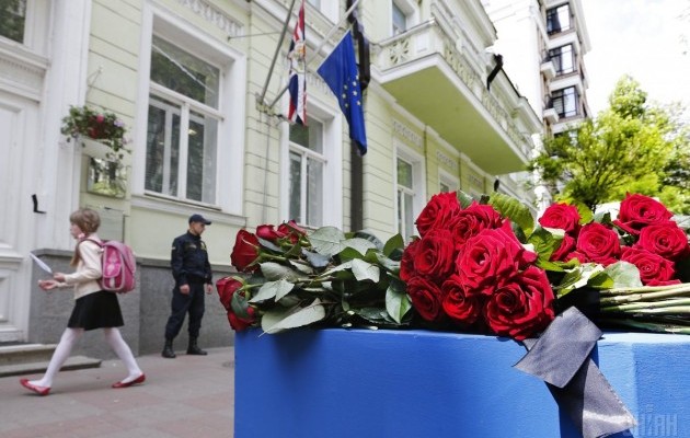 Під посольство Британії в Києві несуть квіти в память про жертв трагедії в Манчестері 04