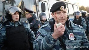 Русский бунт в Москве: пролилась первая кровь - местные жители громят магазины, машины, напали на ОМОН. ФОТОрепортаж+ВИДЕО