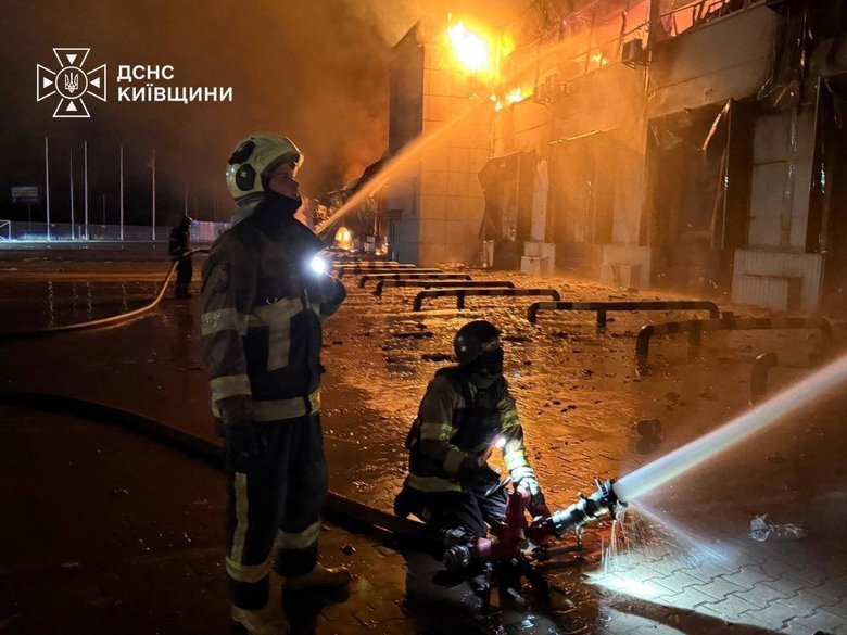 Россия массированно атаковала Киевскую область: в Борисполе повреждено 9-этажное здание, есть пострадавшие