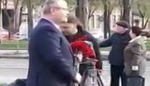 "Сашка, на колени нужно стать. Крестись", - нардеп Вилкул на съемках ролика возле памятника Неизвестному солдату в Кривом Роге. ВИДЕО