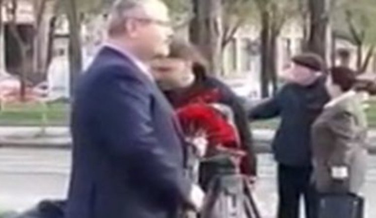 "Сашка, на колени нужно стать. Крестись", - нардеп Вилкул на съемках ролика возле памятника Неизвестному солдату в Кривом Роге. ВИДЕО