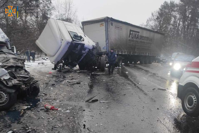 11 killed in bus and truck collision in Chernihiv region 08