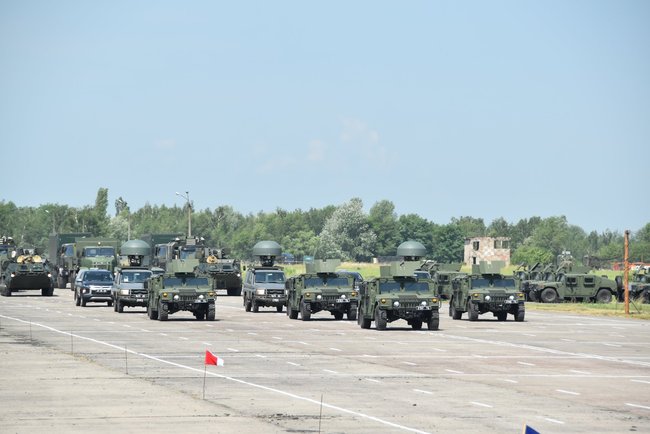 Понад тисяча військовослужбовців і 300 одиниць техніки проводять на Чернігівщині репетицію параду до Дня Незалежності 02