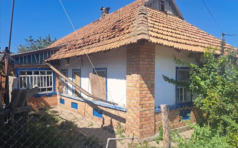 Пошкоджений обстрілом будинок