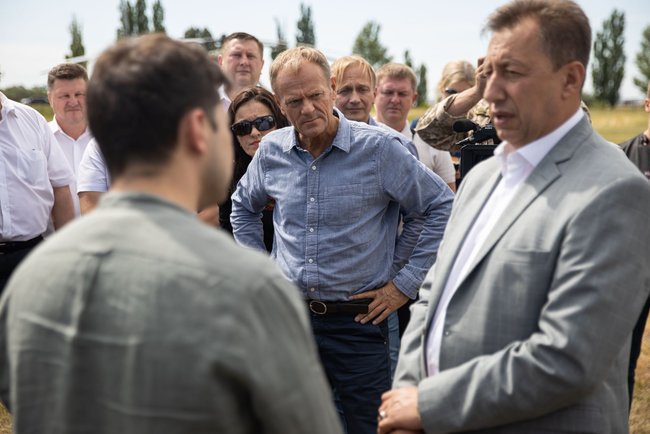 Zelenskyi, Tusk visit Stanytsia Luhanska 05