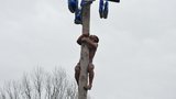 За "покращенням" жителям Луганщины пришлось залезать на столб. ФОТОрепортаж