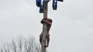За "покращенням" жителям Луганщины пришлось залезать на столб. ФОТОрепортаж