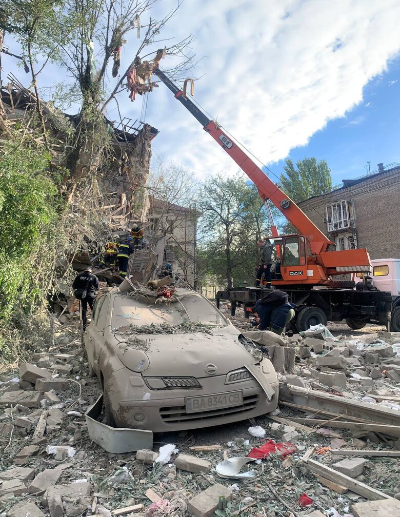 Наслідки ударів по Запоріжжю: 7 ракет влучили у багатоповерхівки, зруйновано цілі під’їзди (оновлено) 09