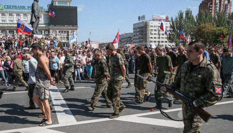 Террористы провели "парад" военнопленных в Донецке. ФОТОрепортаж