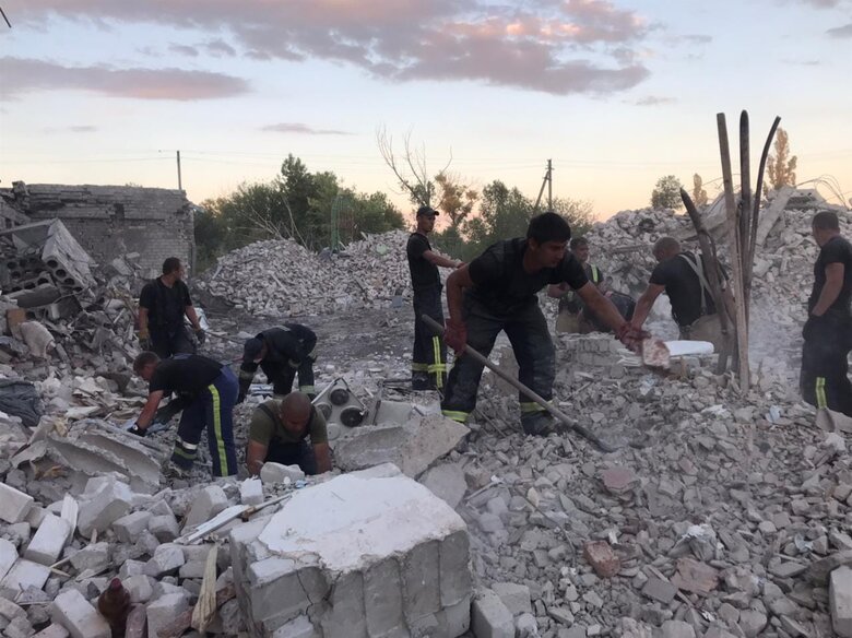 Уночі з-під завалів зруйнованого РФ будинку в місті Часів Яр вилучено тіло ще 1 загиблого, - ДСНС 03