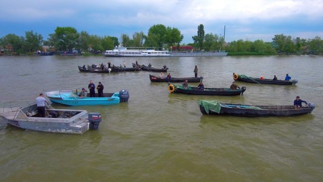 Понад півтисячі рибалок на човнах перекривали Дунай в Одеській області 02