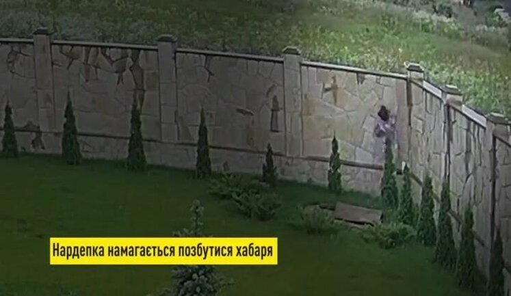 "Слуга народу" Марченко перекидає долари через паркан свого обійстя перед обшуком детективів НАБУ. ВIДЕО камер спостереження