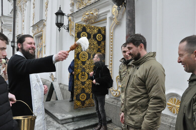 В Успенському соборі Києво-Печерської лаври освятили великодні паски 18