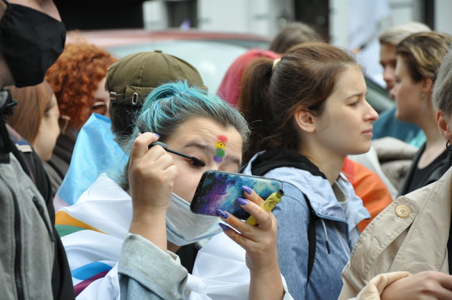 Руху ЛГБТ-маршу намагалася перешкодити жінка, яка лягла на асфальт і кричала про перетворення хлопчиків на геїв 36