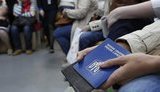 Почти треть украинцев хотели бы работать за границей, – опрос
